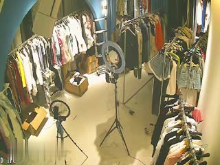 破解服装店摄像头稀缺黑客破解服装店内摄像头多角度偷拍直播带货换衣服