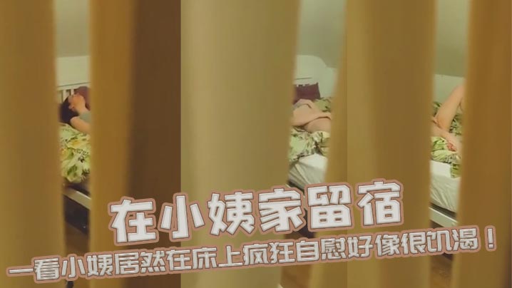 两个饥渴苗窕小姐姐轮番上阵让蒙面狼友操逼